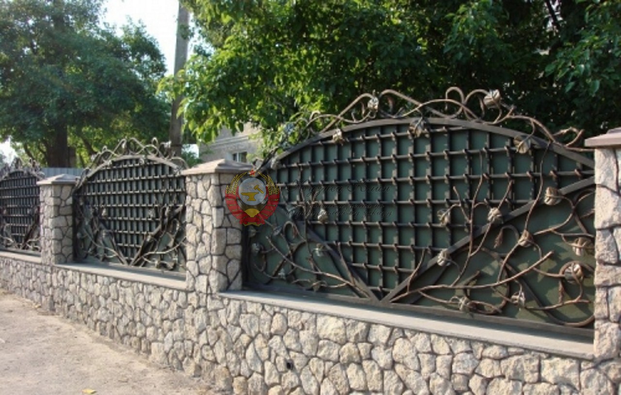 Кованый забор работа по рестоврации