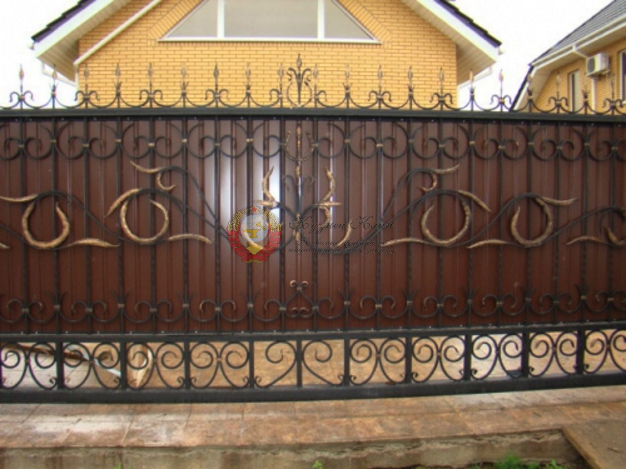 Кованый забор с профлистом