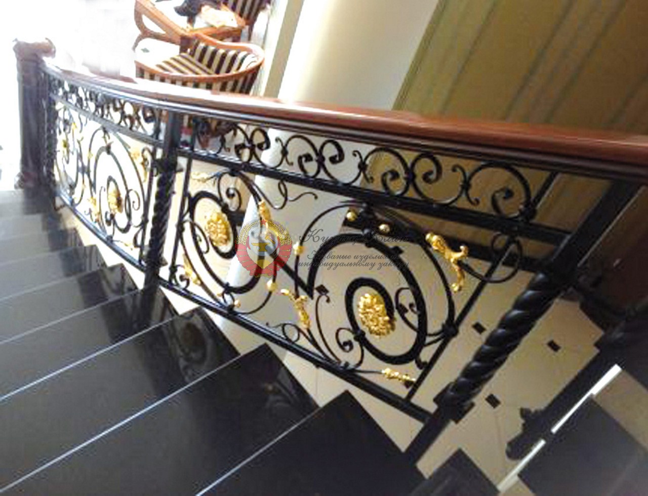 Кованое ограждение лестницы с деревянным поручнем