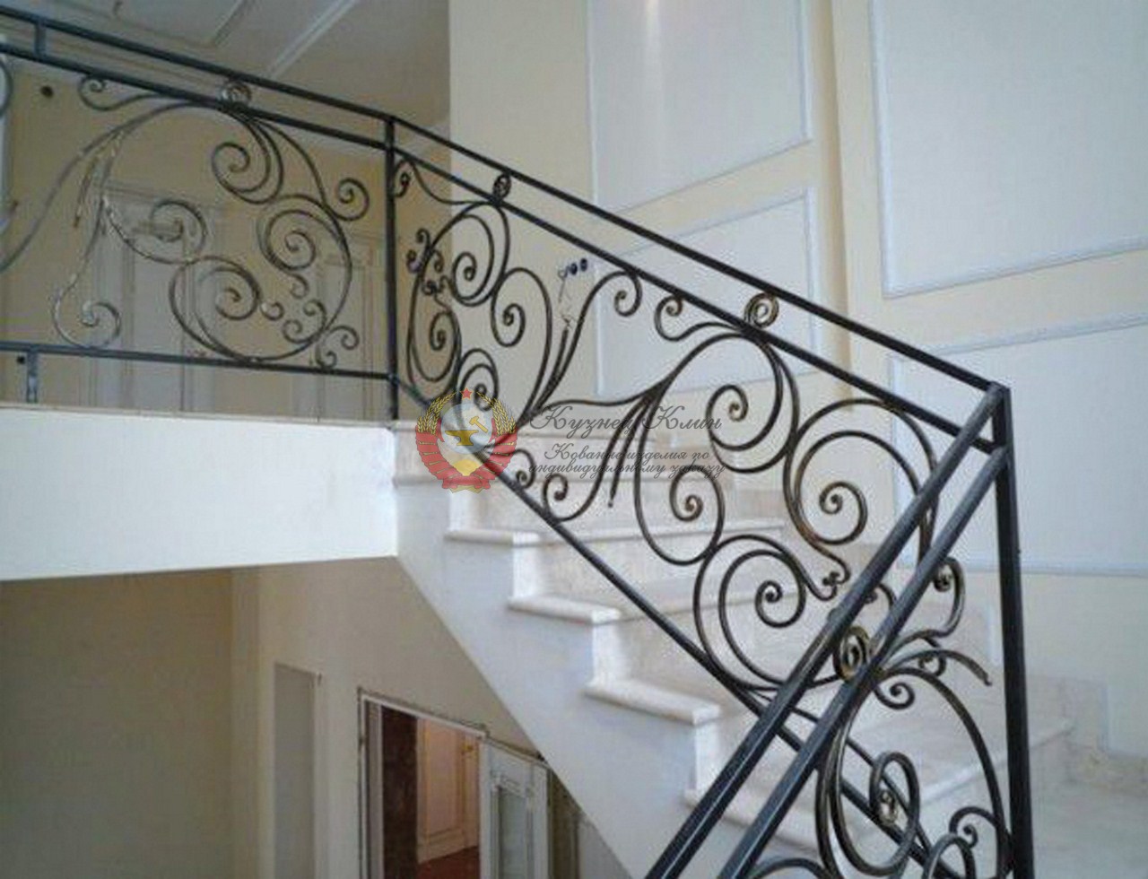 Кованое ограждение лестницы с поворотом