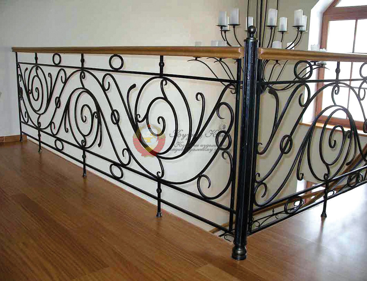 Кованые ограждения с поручнем из сосны