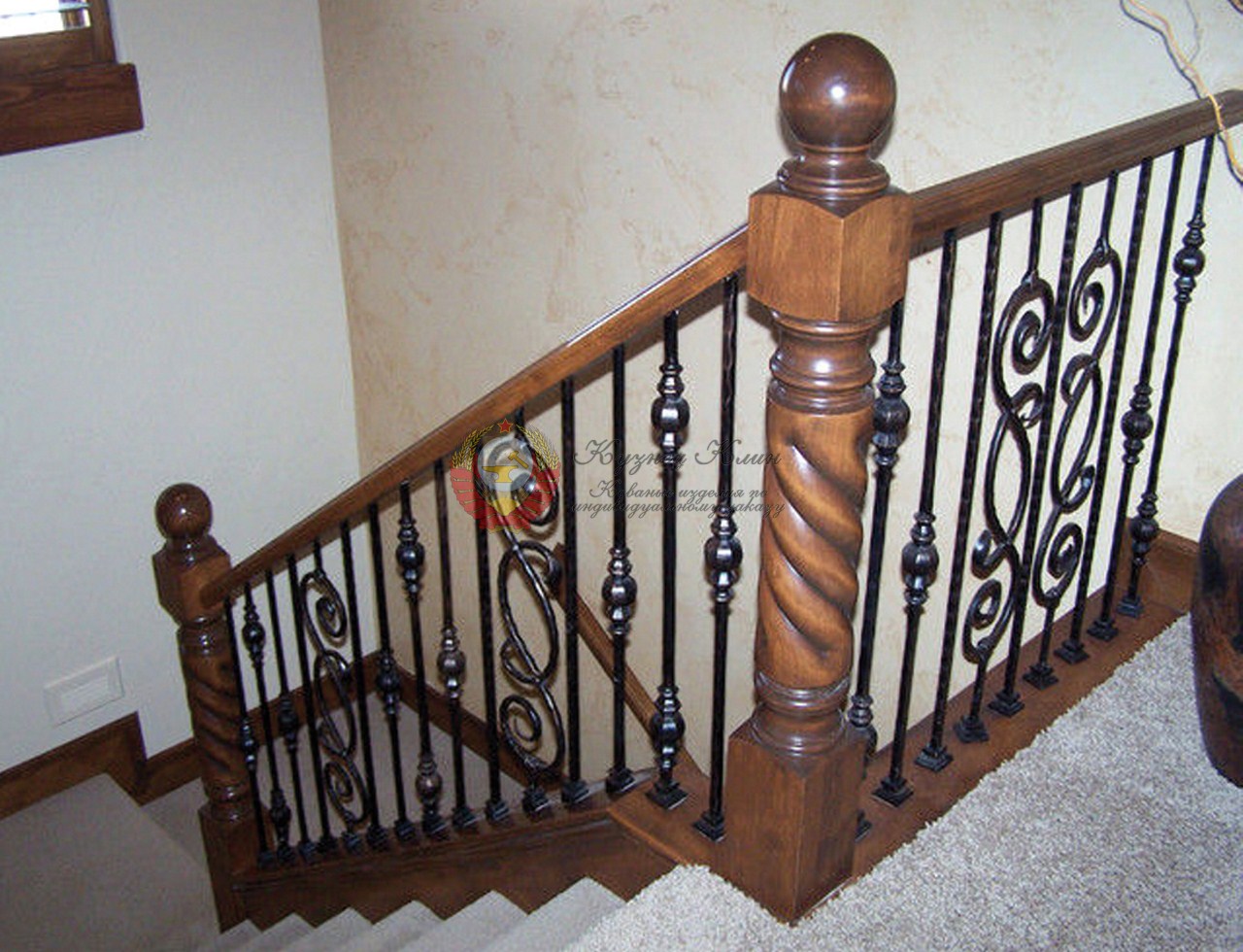 Кованые перила с дубовыми стобами