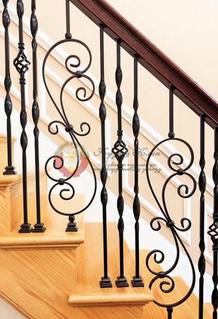 Кованые перила с обсадкой деревом