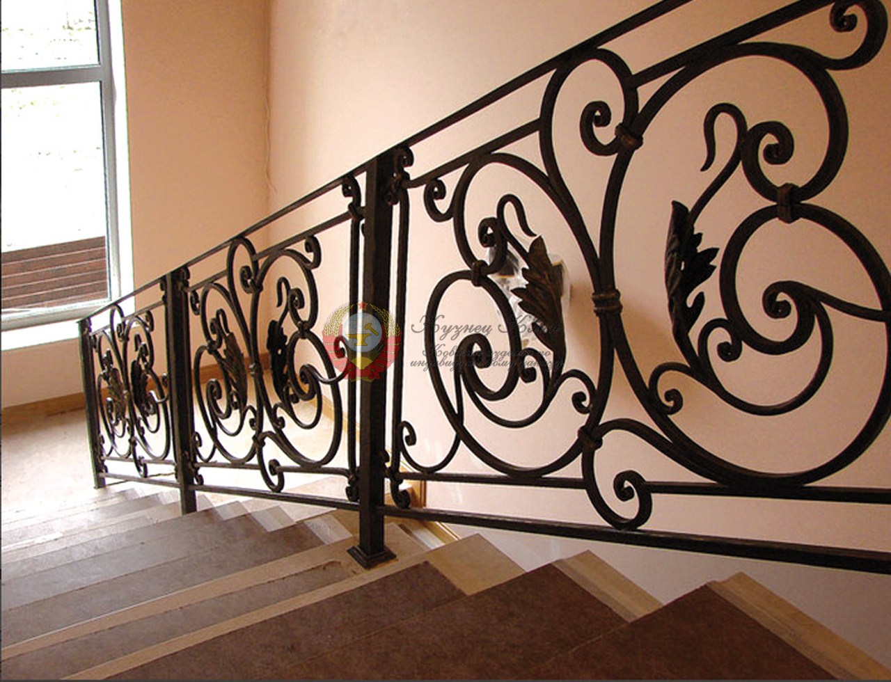 Кованые перила с промежуточным столбом