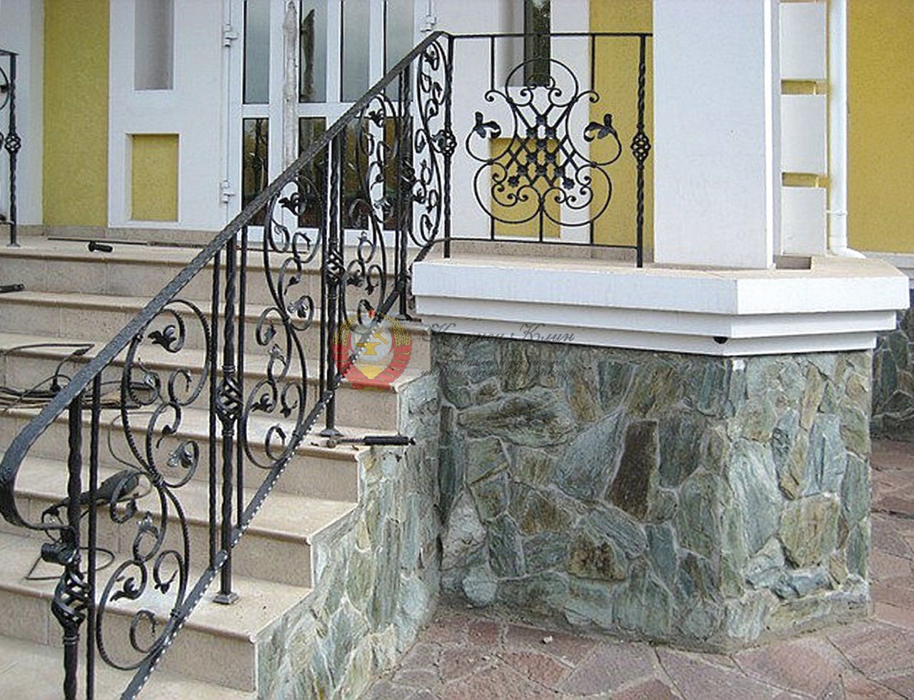 Ограждение крыльца на улице