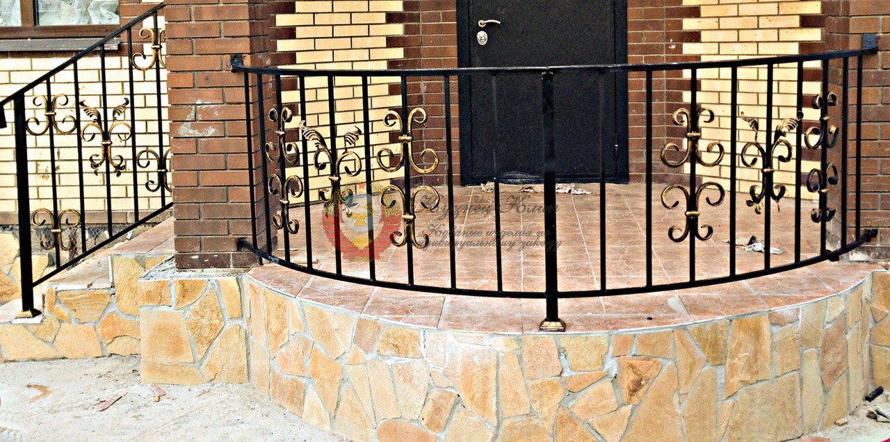 Перила с элементами ковки дуговые