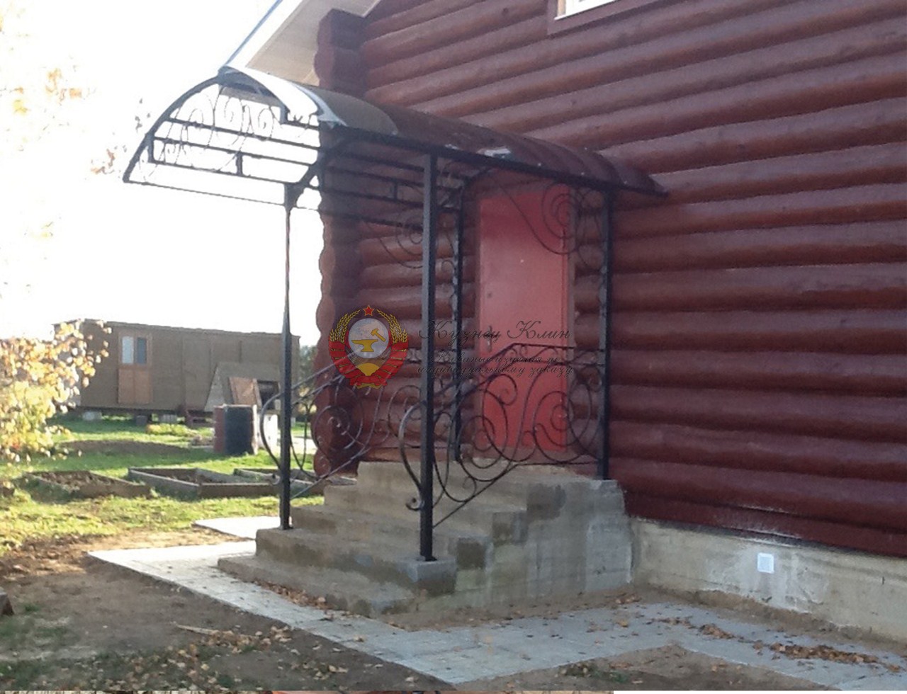 Кованый козырек в деревянный дом