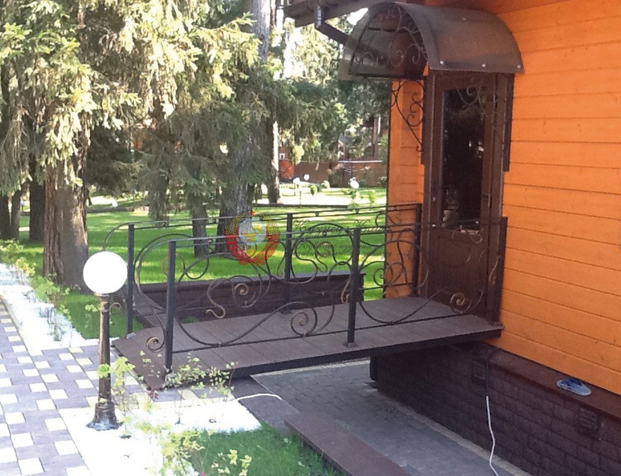 Кованый козырек для деревянного дома с мостиком