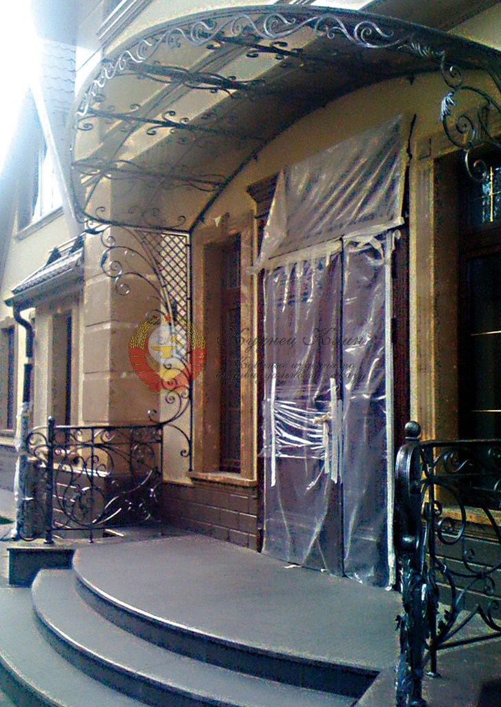 Кованый козырек с монолитным поликарбонатом