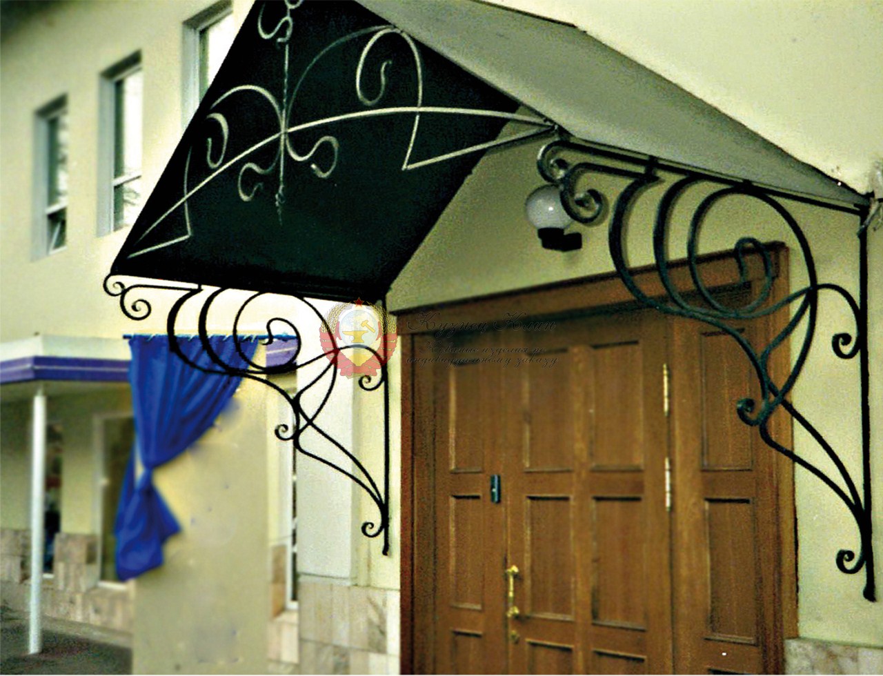 Кованый козырек триугольный