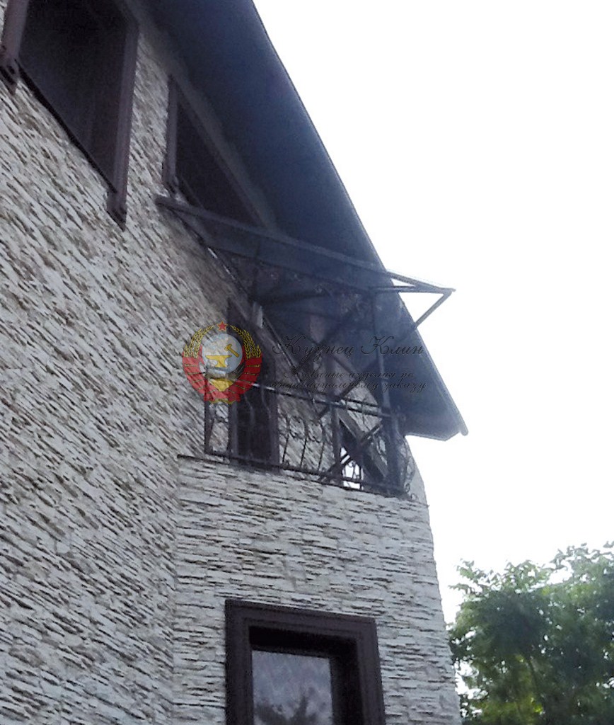 Кованый навес над балконом