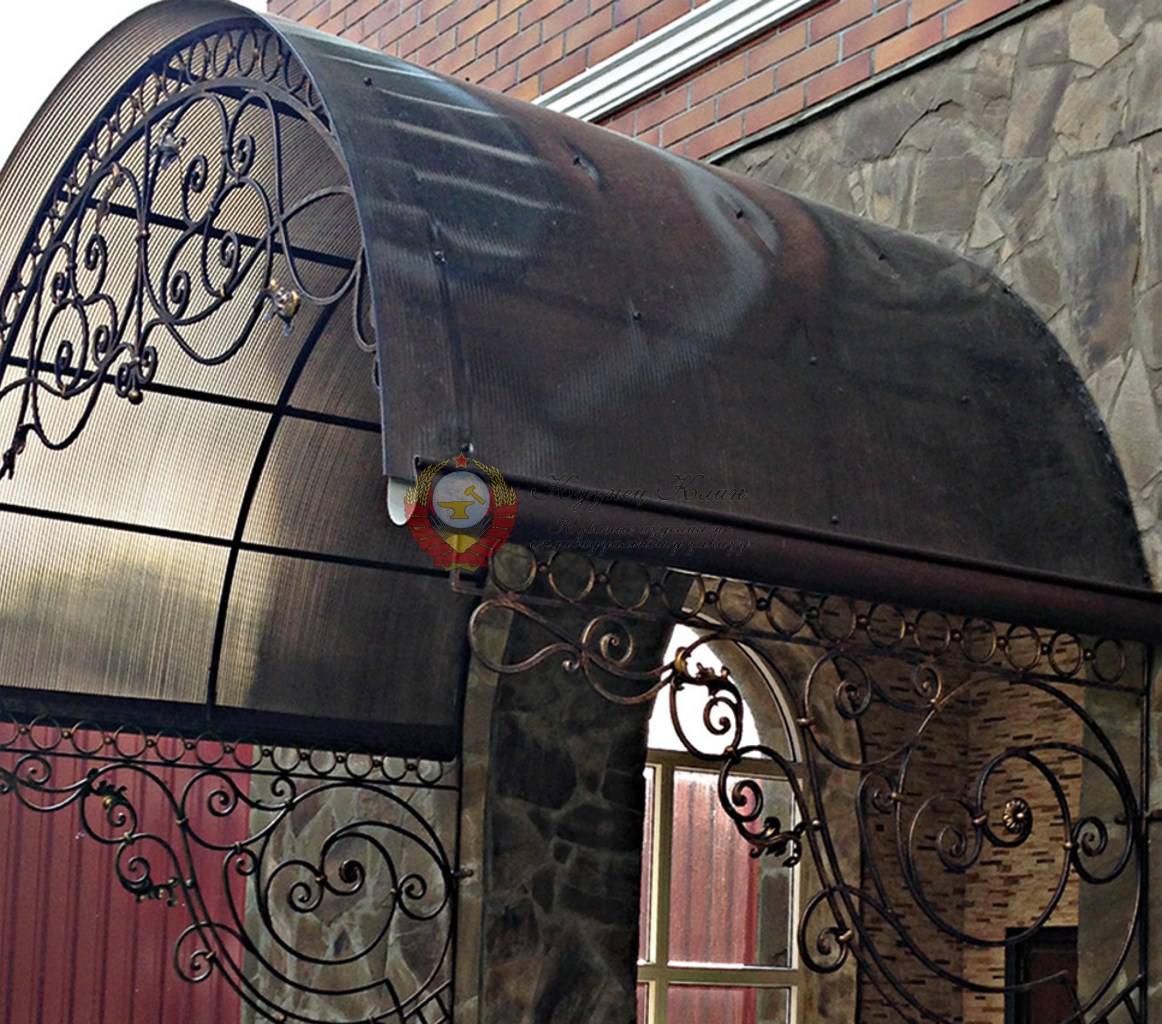 Козырек над арочным входом