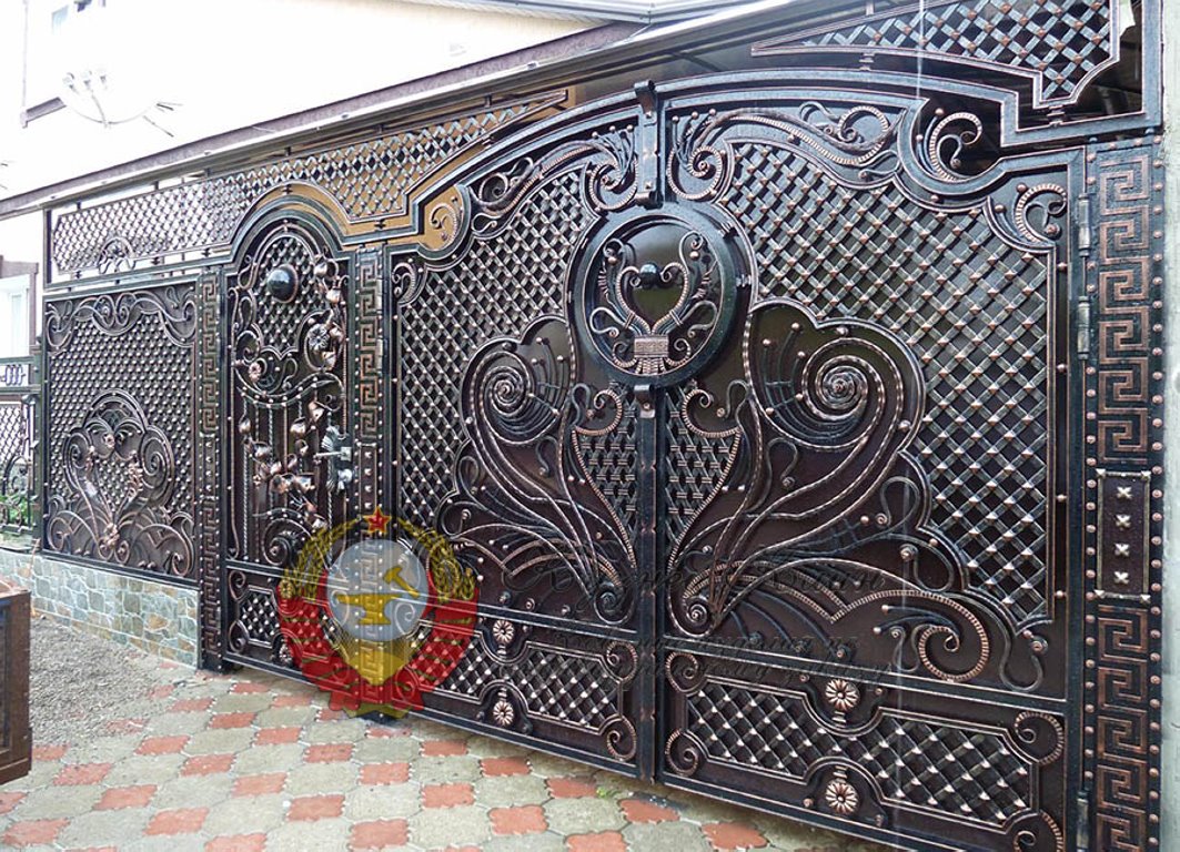 Кованые ворота и забор готика