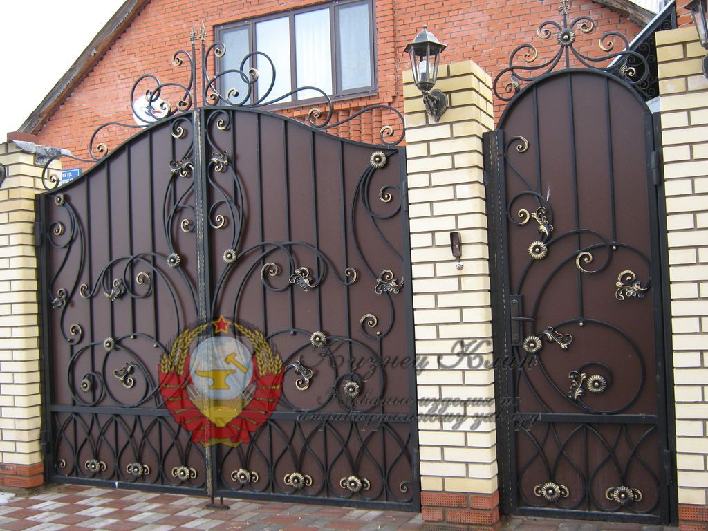 Кованые ворота и калитка с пиками
