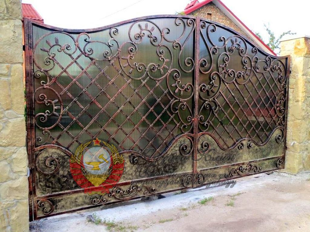 Кованые ворота простые с поликарбонатом