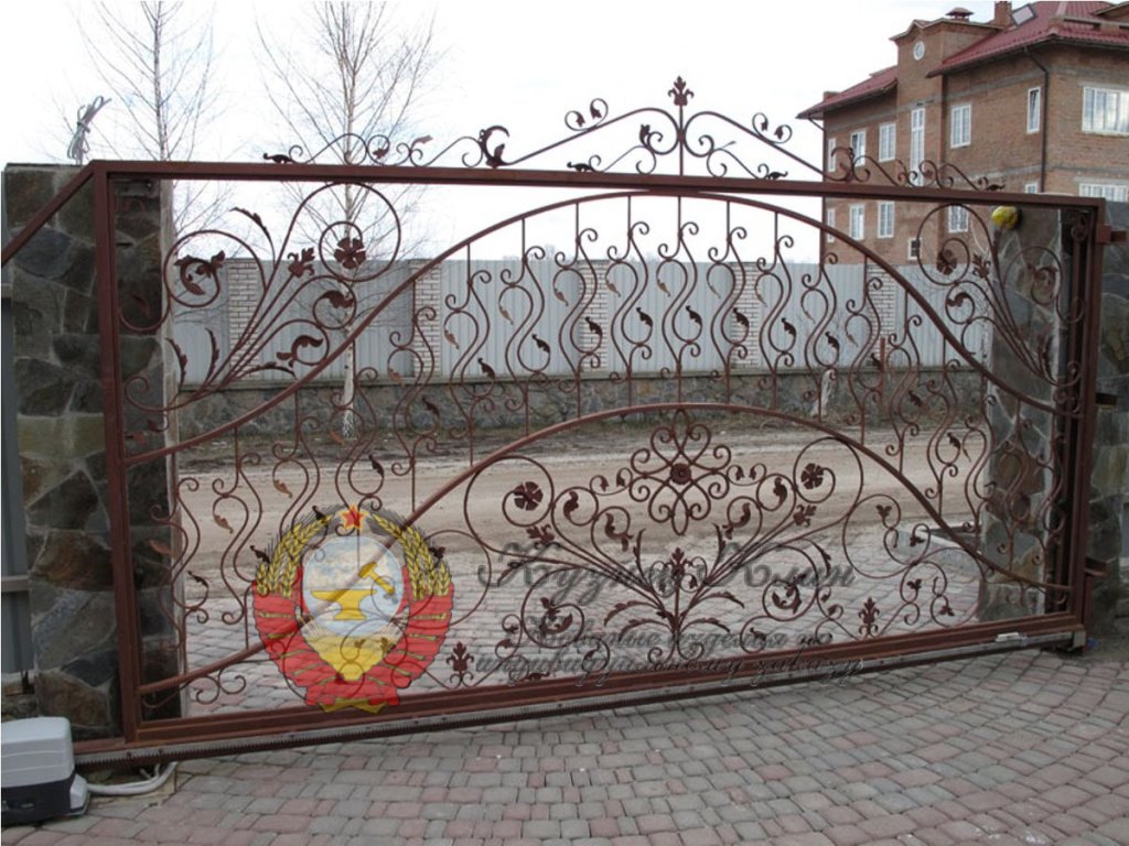Кованые откатные ворота открытые
