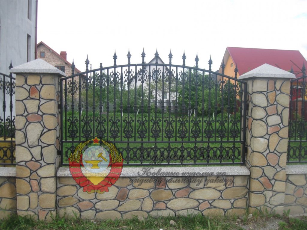 Кованый забор арка с пиками