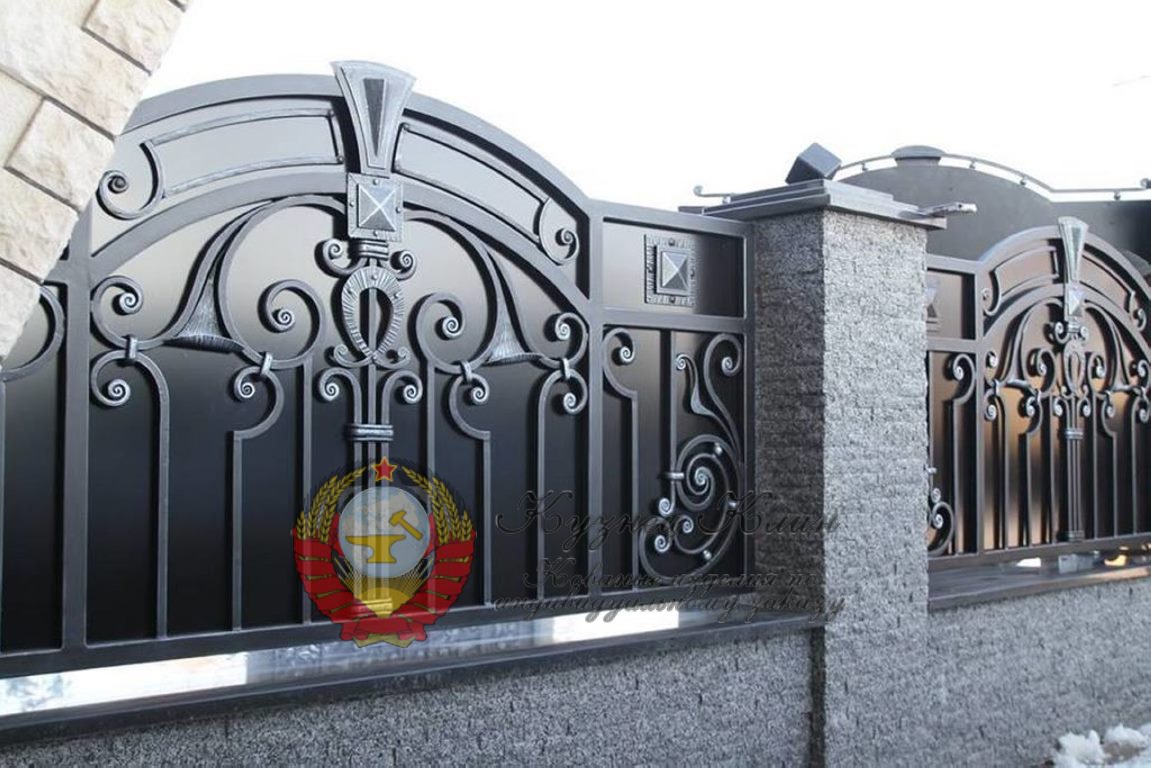 Кованый забор глухой с аркой