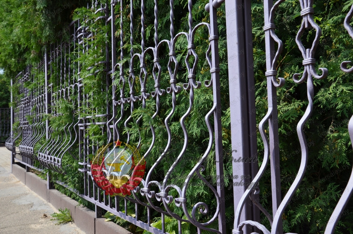 Кованый забор дутый с вензелями