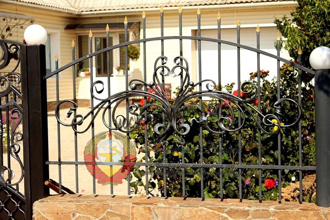 Кованый забор и столбы с фонарями