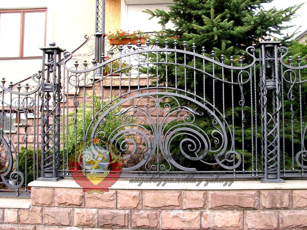Кованый забор и столбы