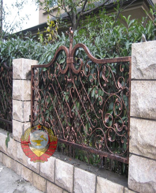 Кованый забор ростительный