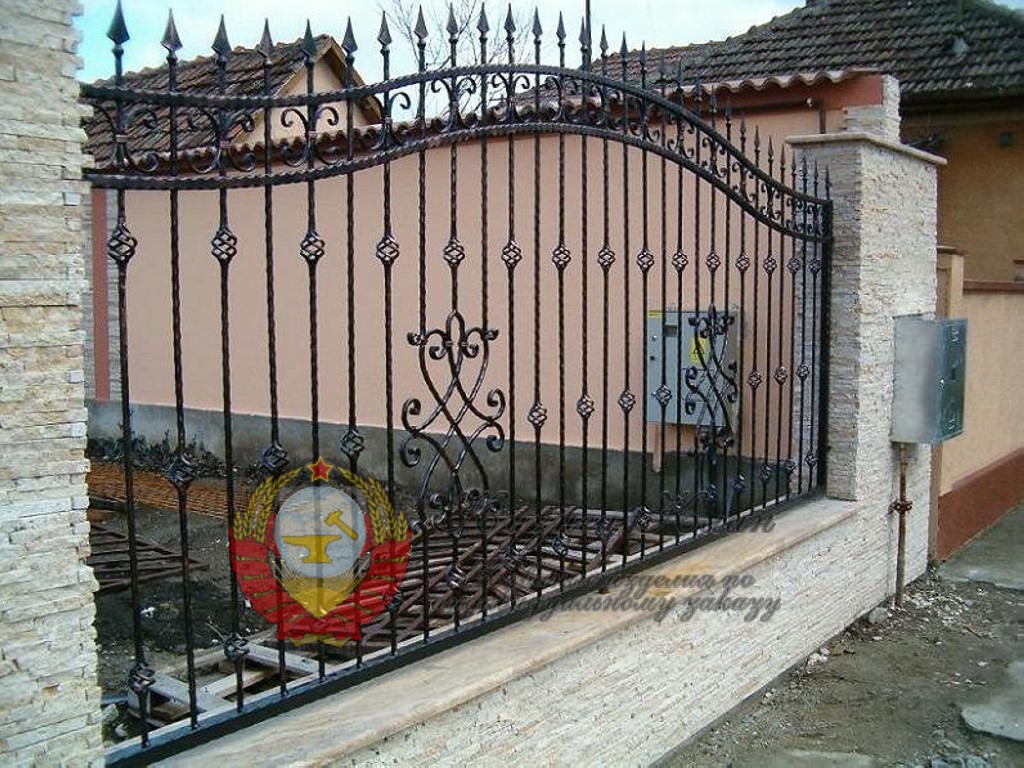 Кованый забор с корзинками