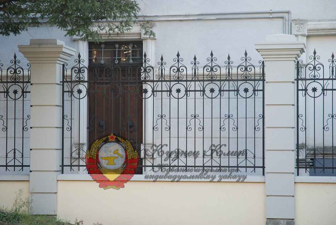 Кованый забор с элементами ковки