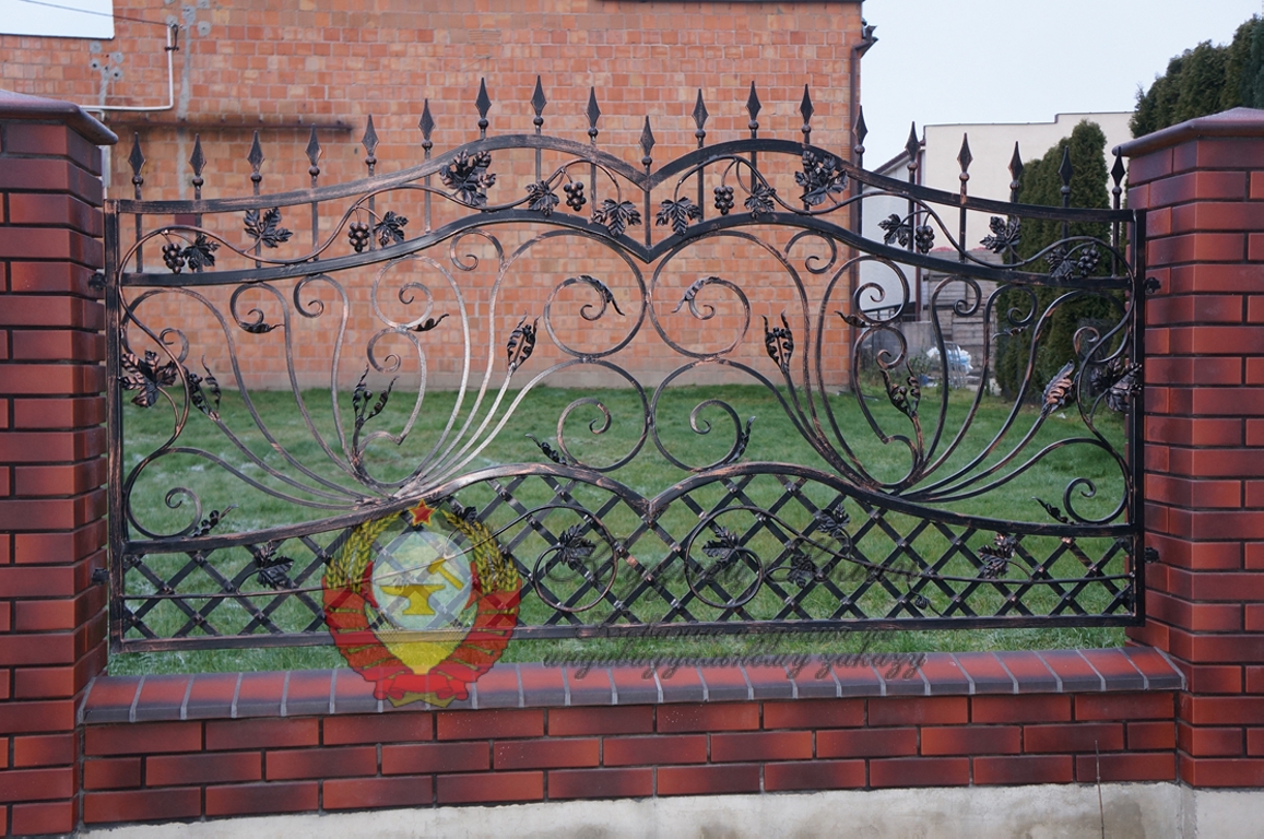Кованый забор сердечко