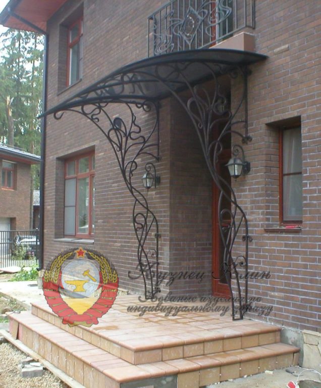 Кованый козырек отводной с фонарями