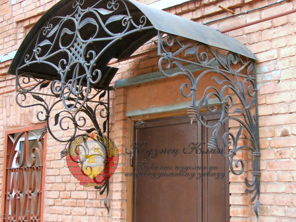 Кованый козырек с гербом