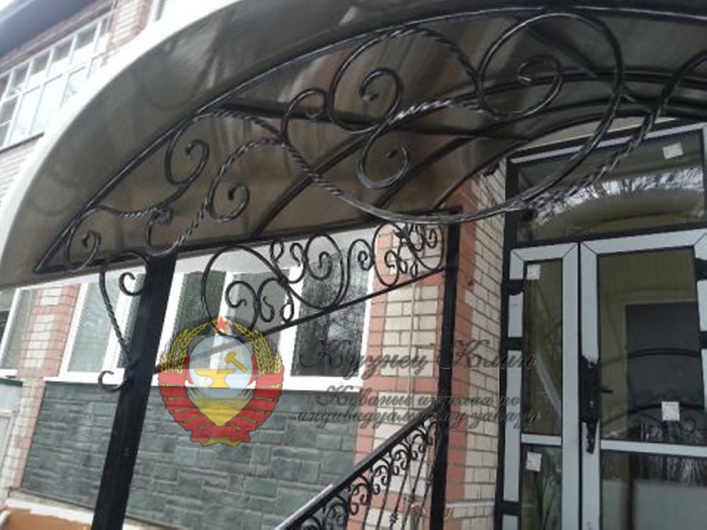 Кованый навес над крыльцом