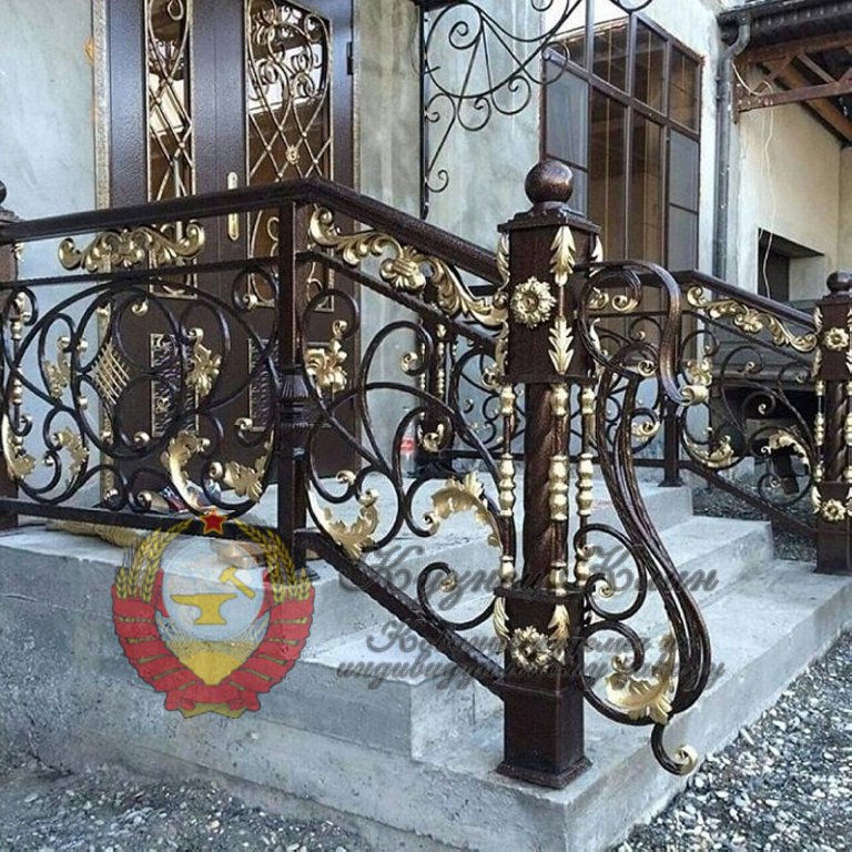 Кованое крыльцо с поручнем