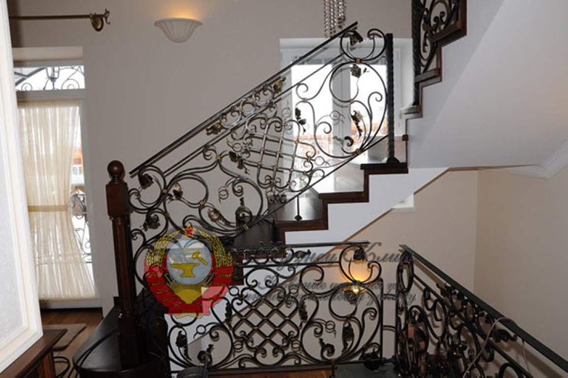 Кованые перила на два этажа