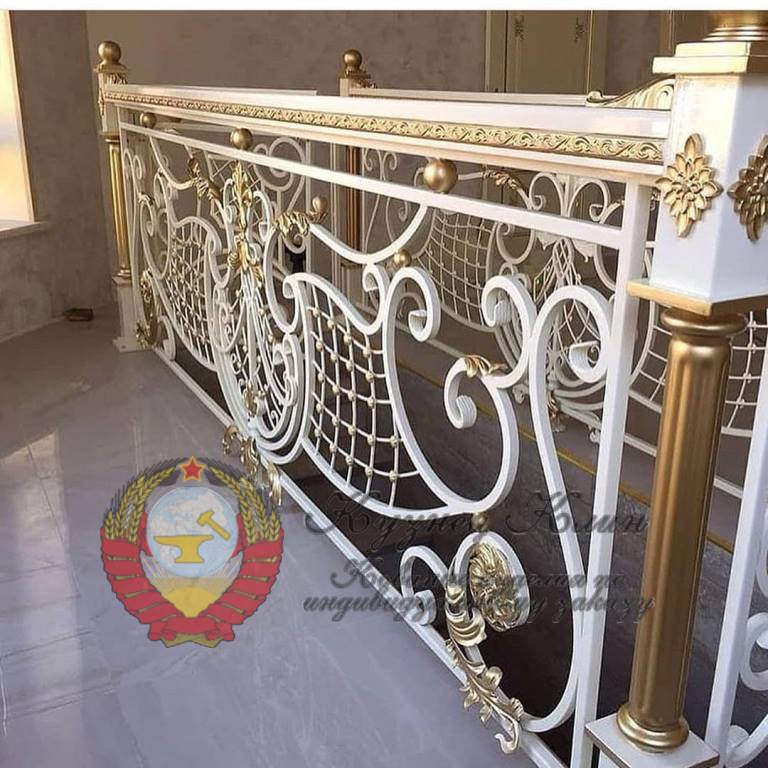Кованые перила с золотом белые