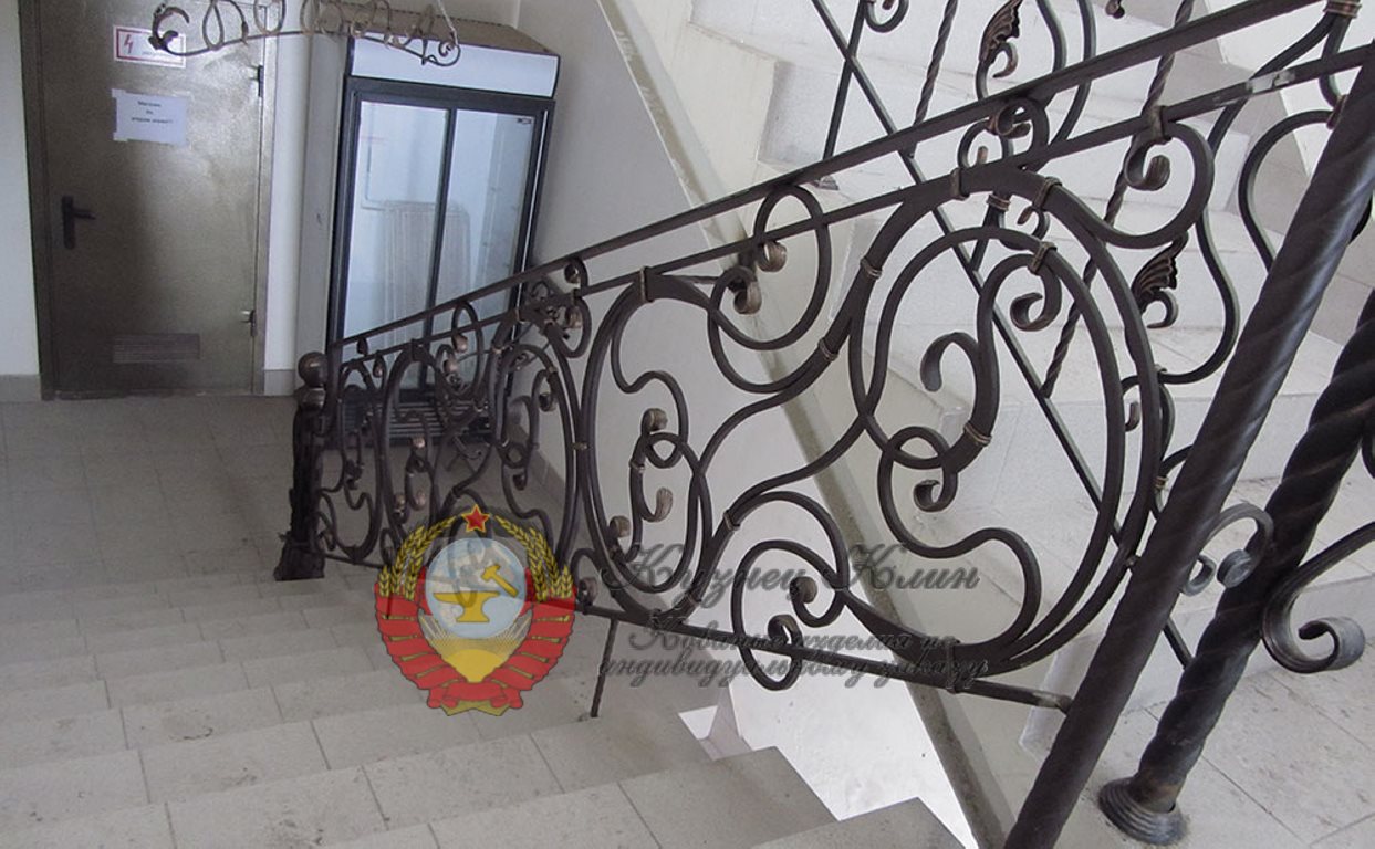 Кованое градление наклонное