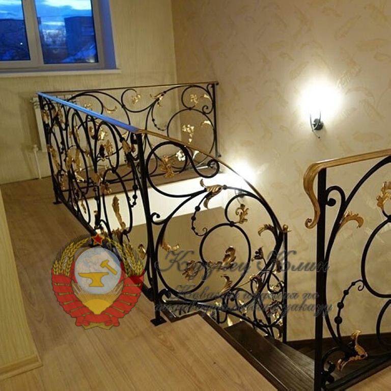 Кованое ограждение с латунным поручнем