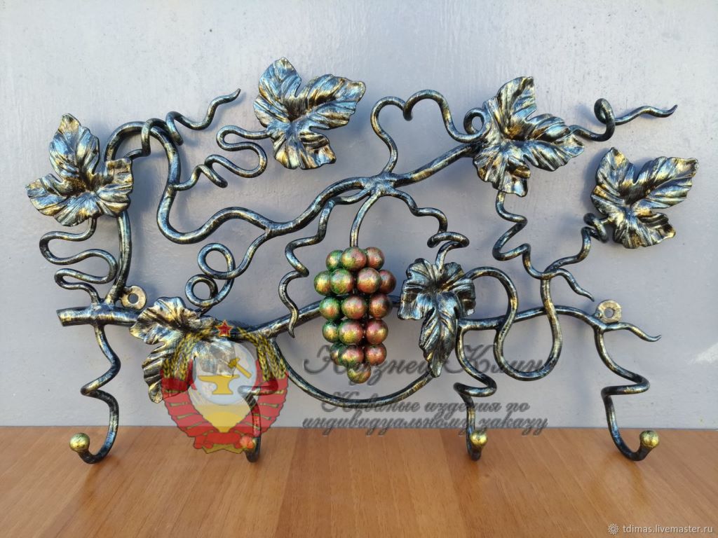 Кованая вешалка виноград