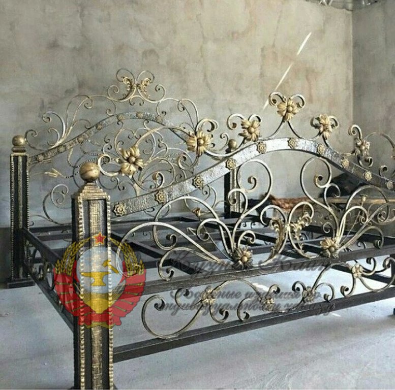 Кованая кровать большая