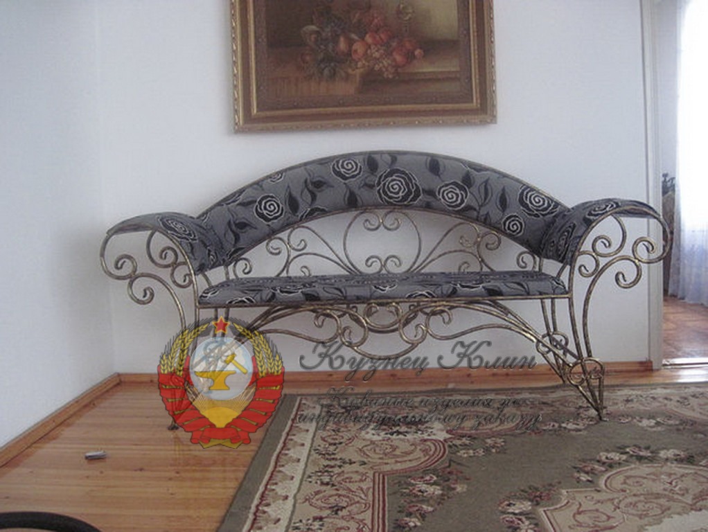 Кованая лавочка в прихожую