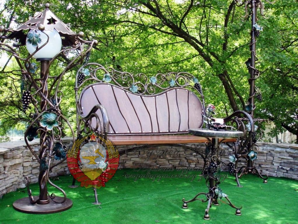 Кованая лавочка и фонарь