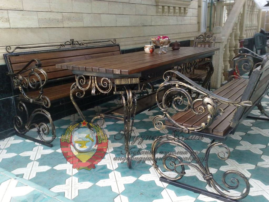 Кованый стол и лавочки