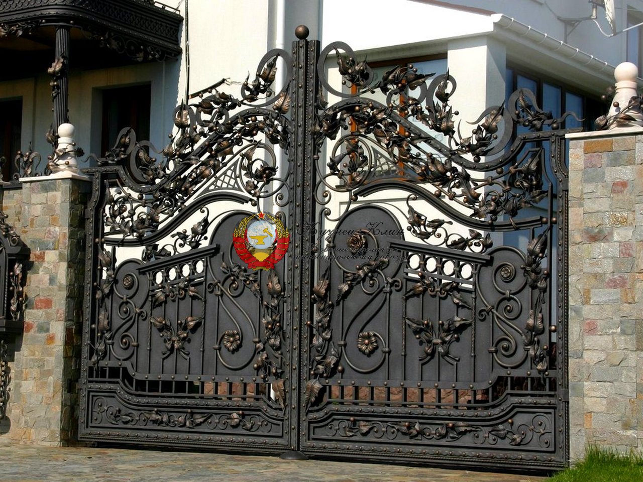 Кованые ворота королевская лилия