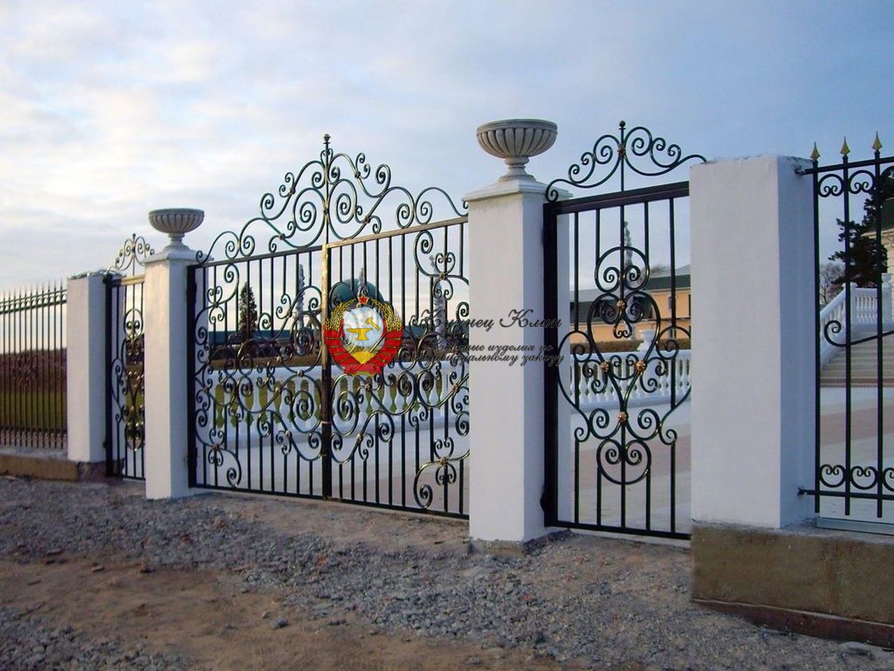 Кованые ворота на кирпичных столбах