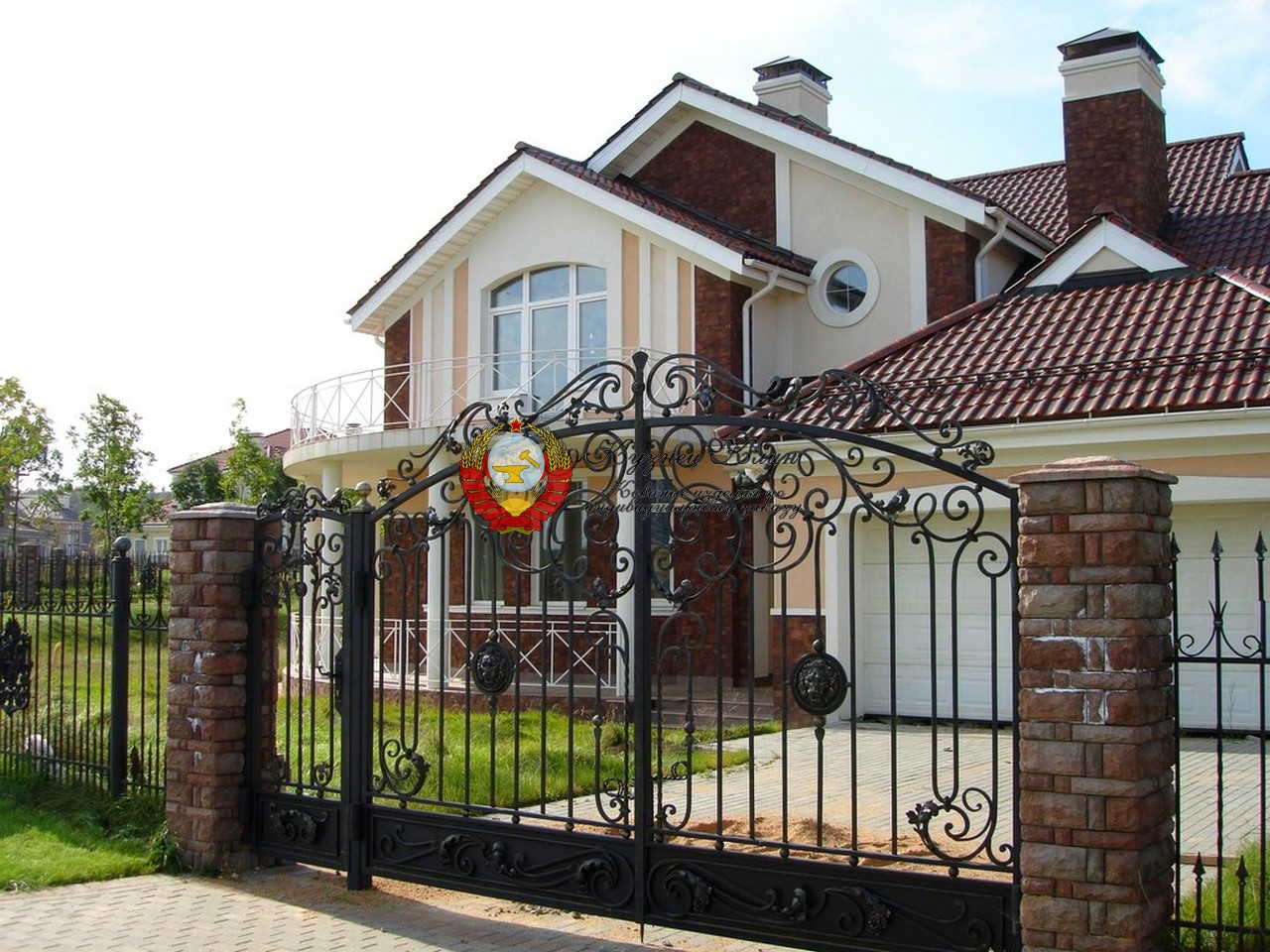 Кованые ворота открытые