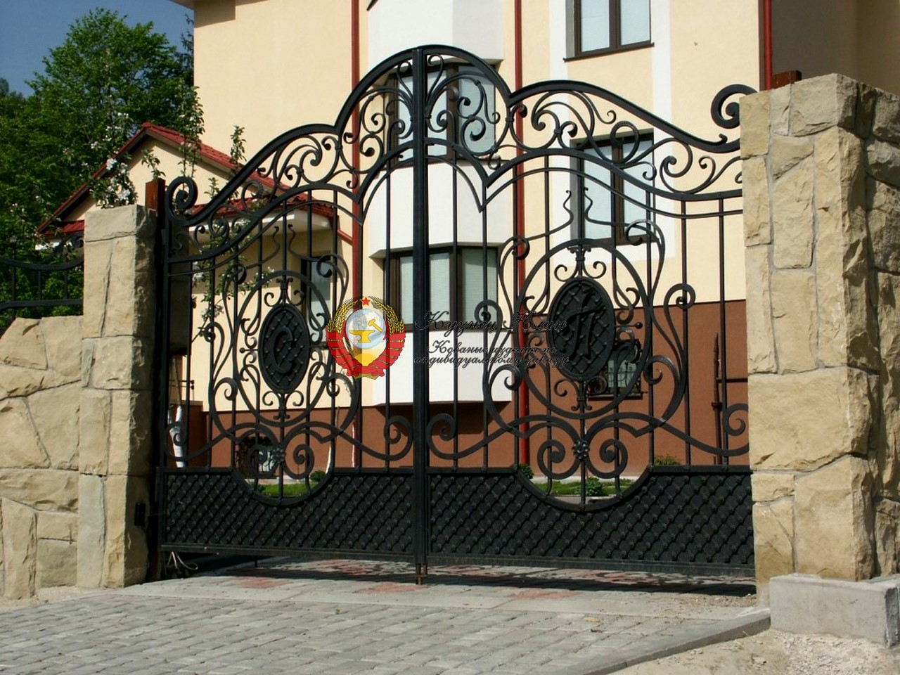 Кованые ворота с гербом