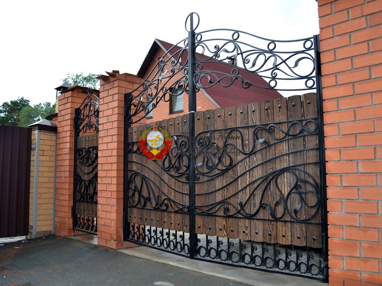 Кованые ворота с дубовой доской