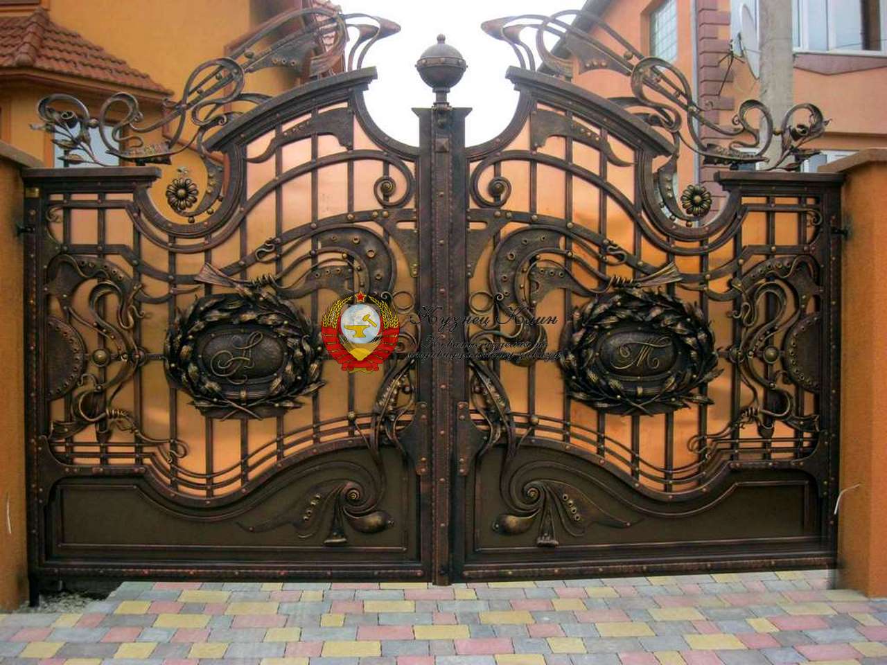 Кованые ворота с иннициалами эксклюзивные