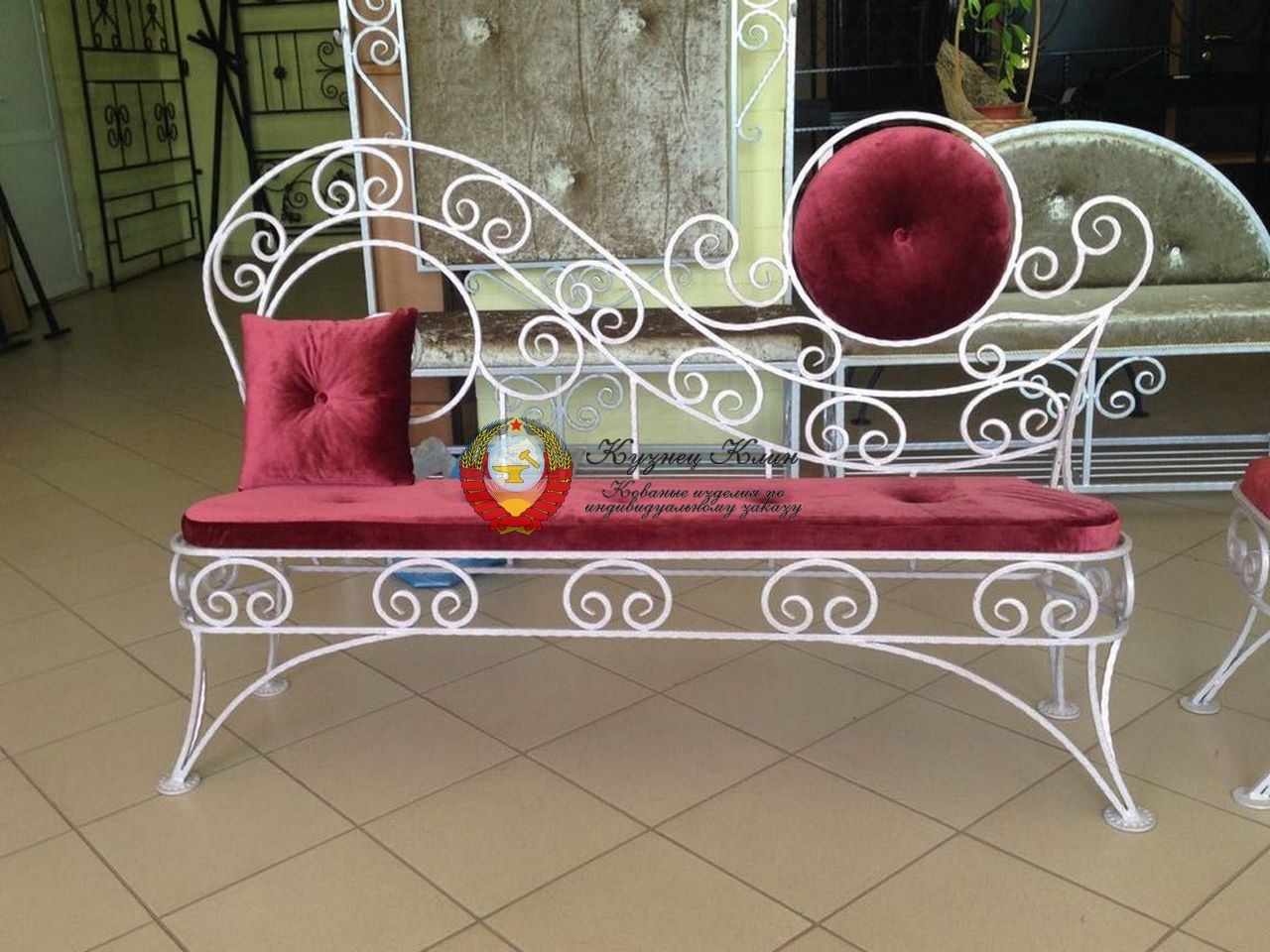 белая кованая кущетка