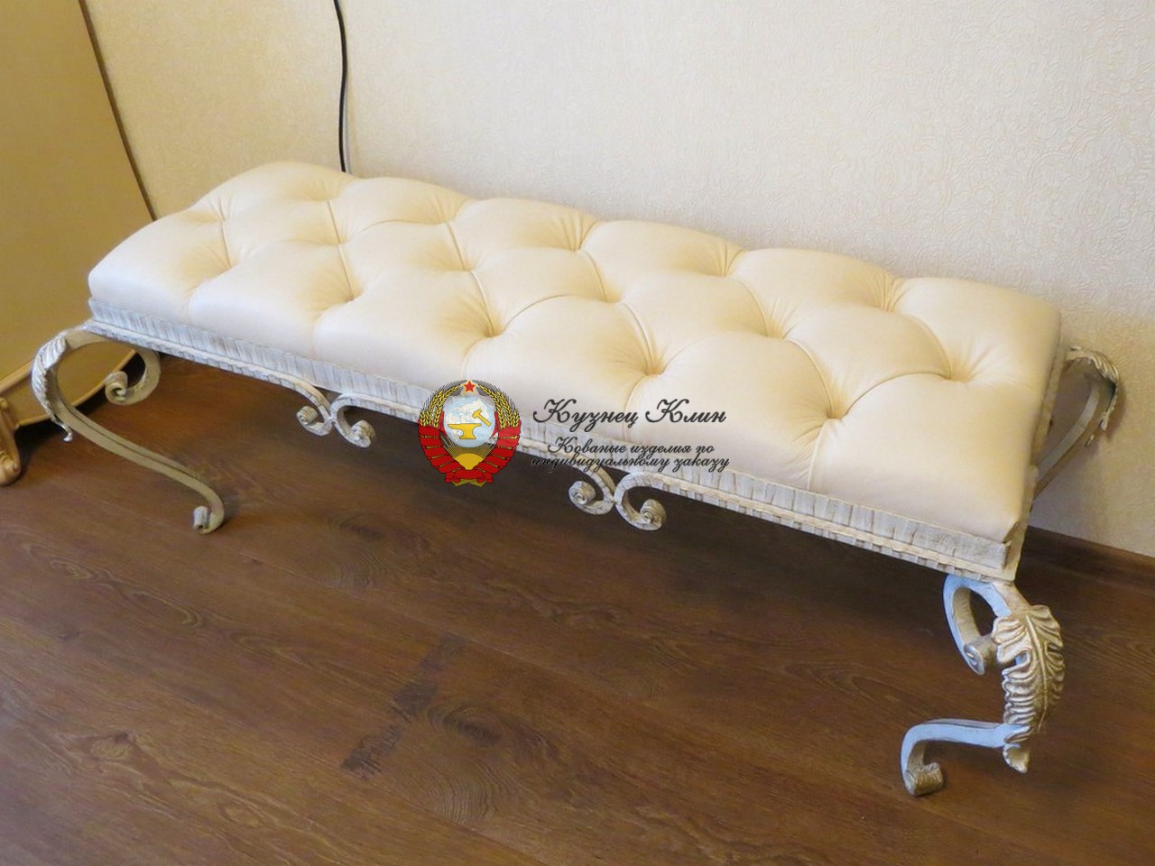 Белый кованый пуфик